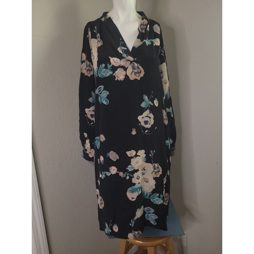 Tucker Large Dress v-neck lightweight flower longsleeve shift button sleeve